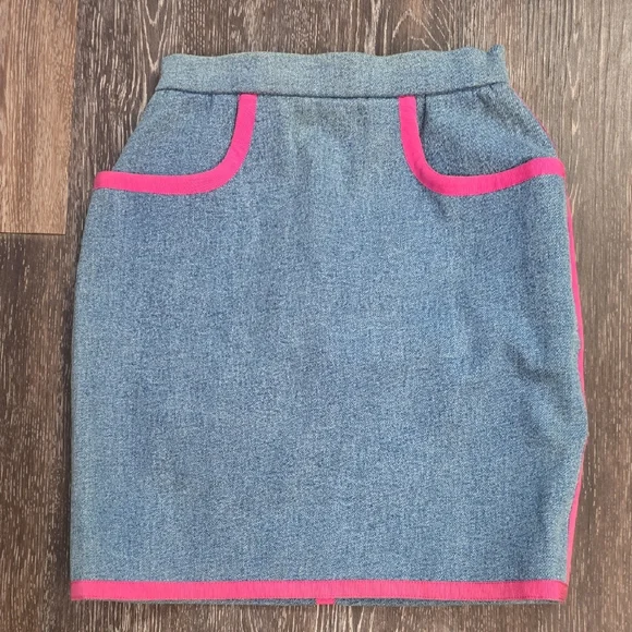 Chanel Boutique Denim Mini Skirt Size 38 Excellents Conditions.